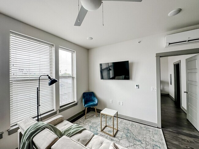 Building Photo - 111 E 4th St