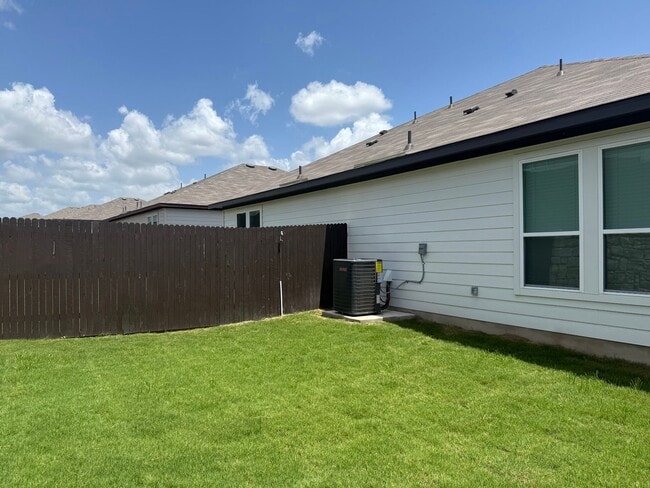 Building Photo - Stunning 3x2 Luxury Duplex in Buda, TX!