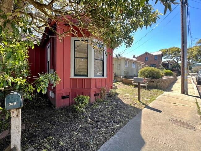 Building Photo - 5th Street Charm! Apply NOW!