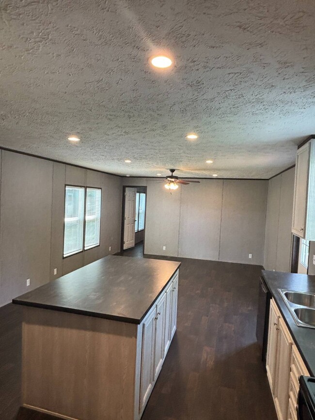 Building Photo - 3150 Plateau Dr