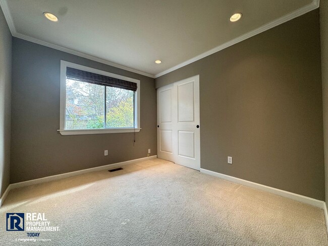 Building Photo - 3 Bedroom, 2 Bath Puyallup Home with 3-Car Garage & Spacious Fenced Yard!!