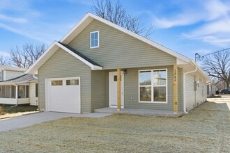 Building Photo - 1342 E Blaine St