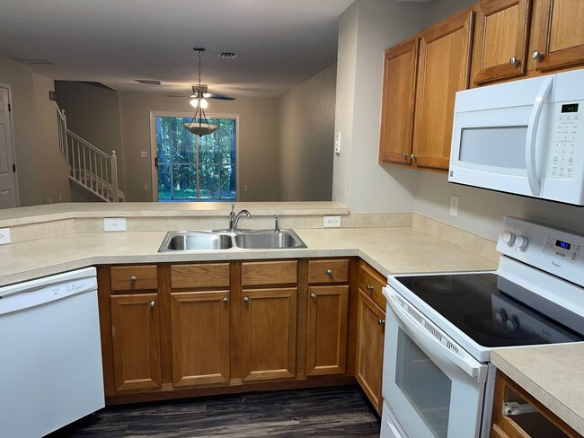 Building Photo - 2 bedroom 2.5 bath Townhome with 1 car att...