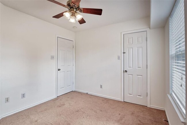 Building Photo - 74 Blue Creek Ct