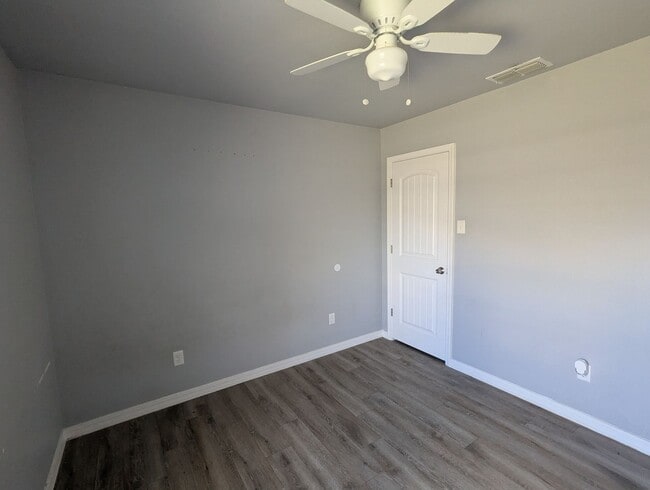 Building Photo - 1302 N Clinton Ave