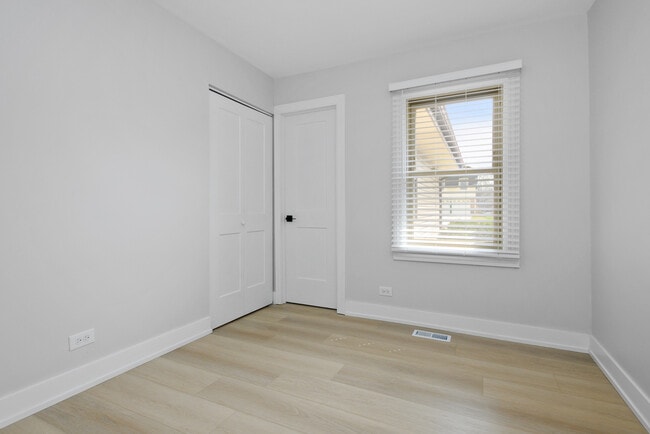 Building Photo - 7800 W Kingston Dr