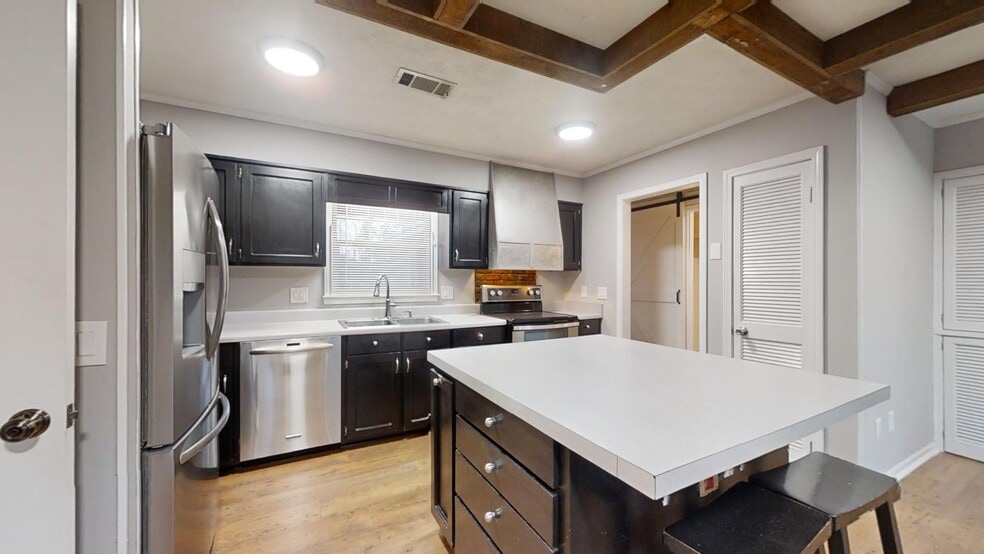 Building Photo - Spacious Home Conveniently Located close to Auburn High School