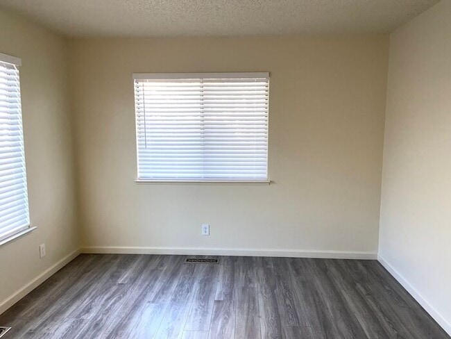 Building Photo - Reno Duplex - Garage, Dishwasher, Washer/Dryer, Central A/C