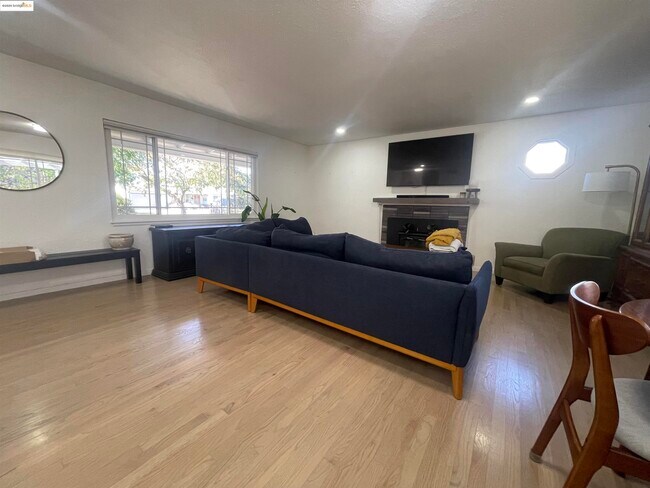 Building Photo - 1248 Hale Dr