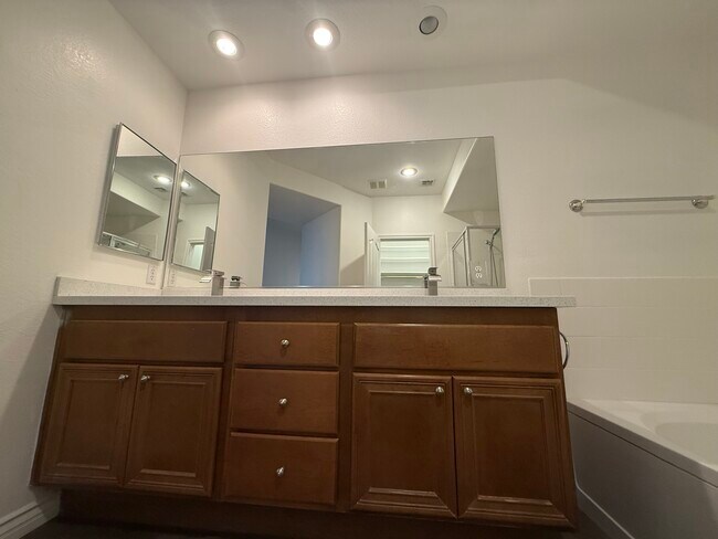 Building Photo - 985 Prestwick St