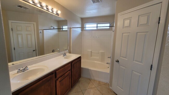 Building Photo - Great 4 Bedroom in the SW!!