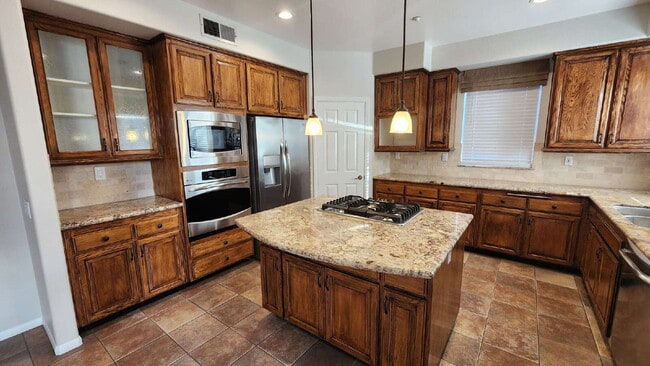 Building Photo - Gorgeous home on the Golf Course in a gated community.