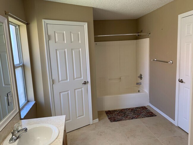 Building Photo - 4 Bedroom 2 bath CBS House with 2 car garage