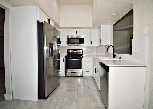 Building Photo - "Charming Oasis: 3-Bedroom Cathedral City Retreat with Pool, Fireplace, and Granite Kitchen!"