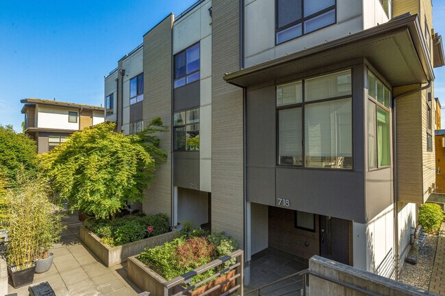 Building Photo - 722 3rd Ave N