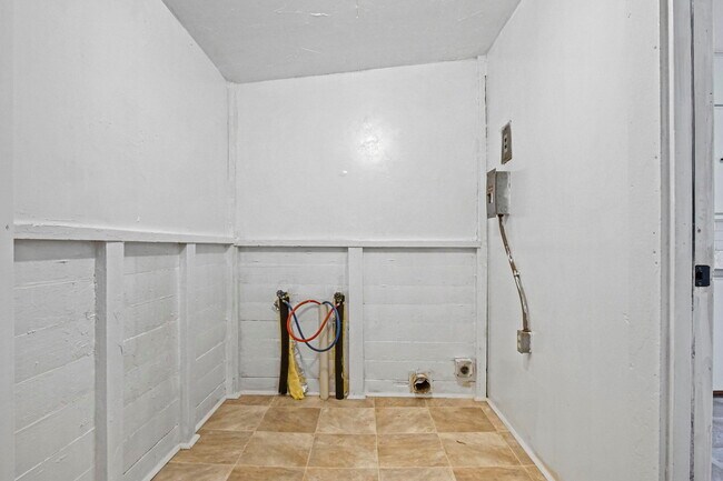 Building Photo - 1524 NE 8th St