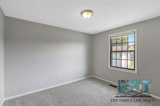 Building Photo - 3 Bedroom/2 Bathroom Home