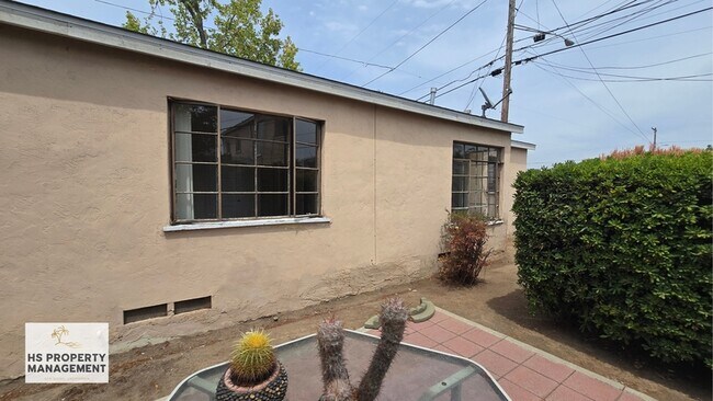 Building Photo - 303 Palm Ave