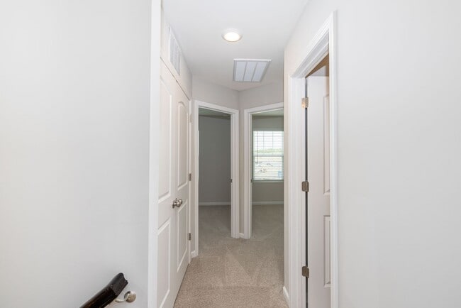 Building Photo - BEAUTIFUL 3BD/2.5BTH Townhome - MALLARD CREEK - AVAILABLE MAY/JUNE 2026