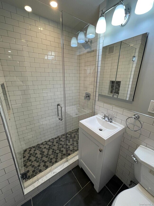 Building Photo - 5730 Mosholu Ave