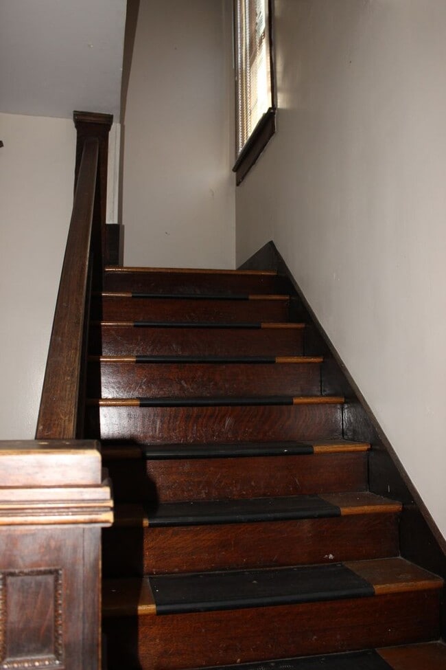Building Photo - Close to Campus: Dishwasher and Washer/Dryer Included
