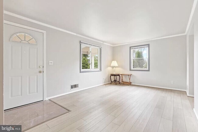 Building Photo - Picture-Perfect 2 Bedroom Home!