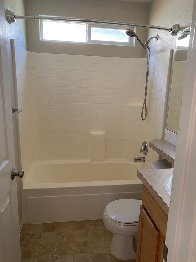 Building Photo - Great location, 3 bedroom house with large...