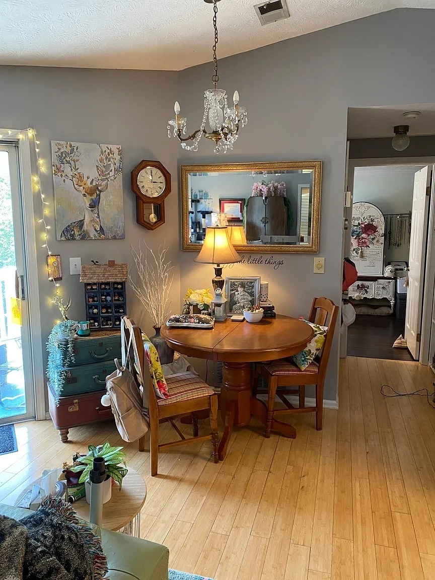 Small eating area - 1483 Keys Crossing Dr NE