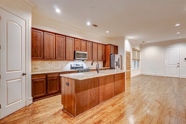 Building Photo - 5710 Darling St