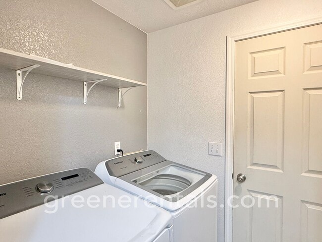 Building Photo - 3BR/2BA Rambler in Nisqually Pines with Co...