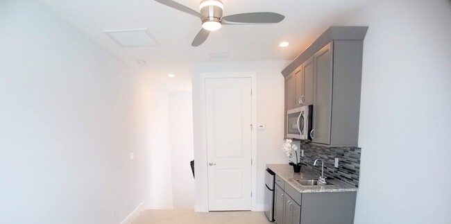 Building Photo - For Rent Stunning Luxury  4/3.5 Townhome i...