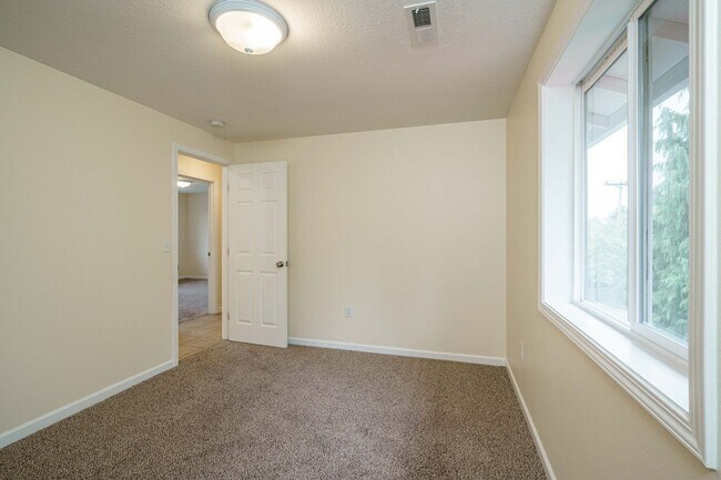 Building Photo - 4 Bedroom 2.5 Bath with Fenced Backyard in Camas School District