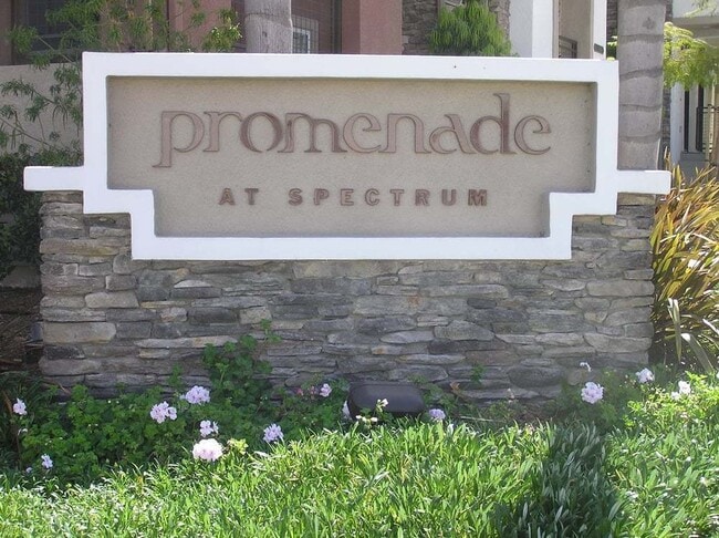 Building Photo - Stunning 2 Bedroom/2.5 Bath Townhouse