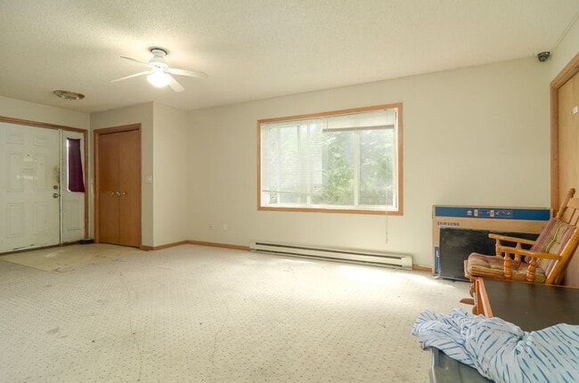 Building Photo - 1030 Knox Ave N