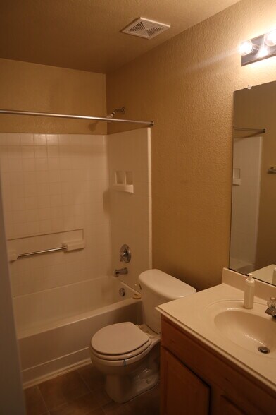 Building Photo - 1000 Warbler Ln