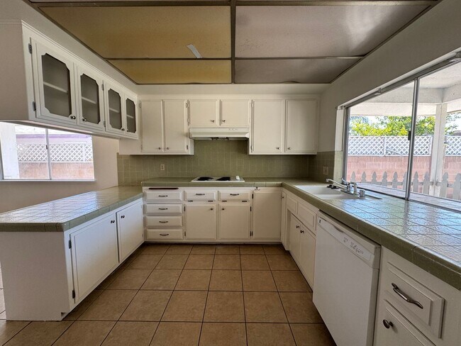 Building Photo - Three Bedroom Two Bathroom Pool Home in He...