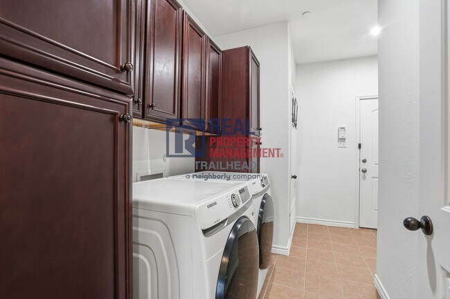 Building Photo - Gated Downtown Fort Worth Condo with Attached Garage