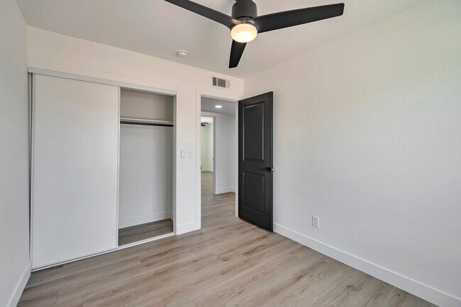 Building Photo - 906 W Colgate Dr