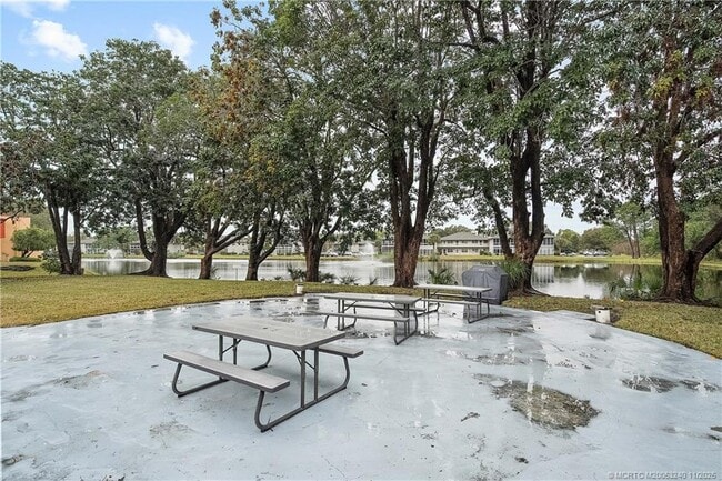 Building Photo - 9 Lake Vista Trail