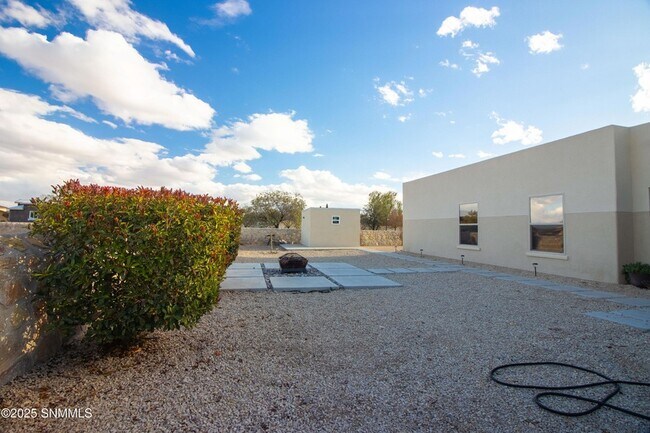Building Photo - 1415 San Bonifacio Arc