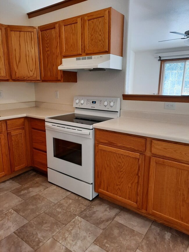 Building Photo - 2 BED | 2 BATH | TOWNHOME | SINGLE GARAGE ...