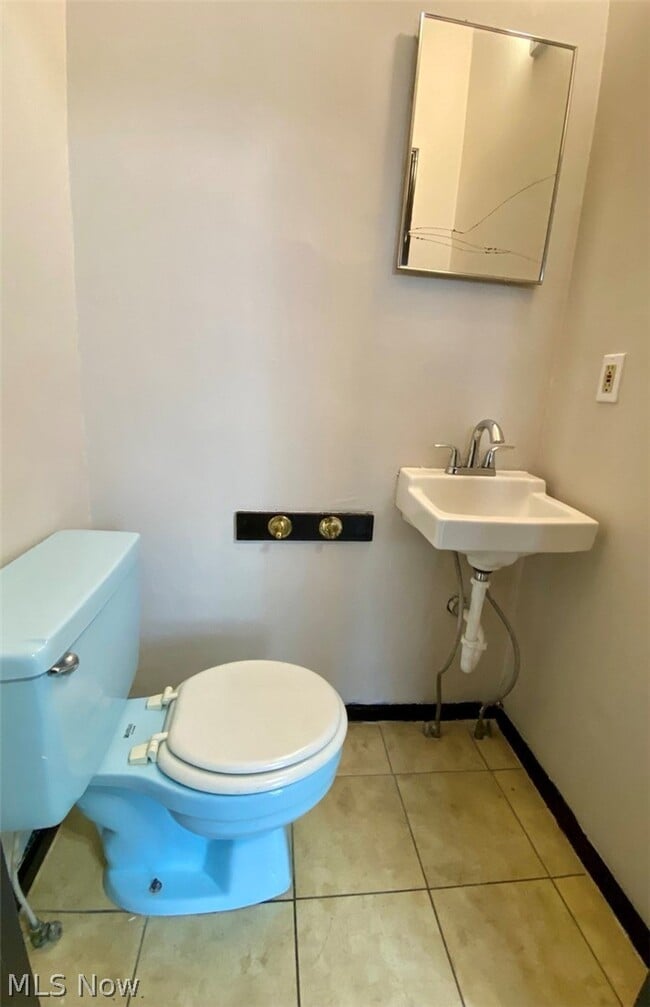 Building Photo - 390 Doyle St