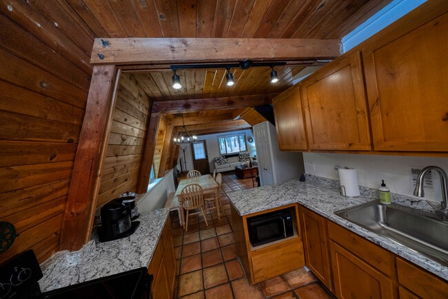 Building Photo - 569 S Friar Tuck Trail