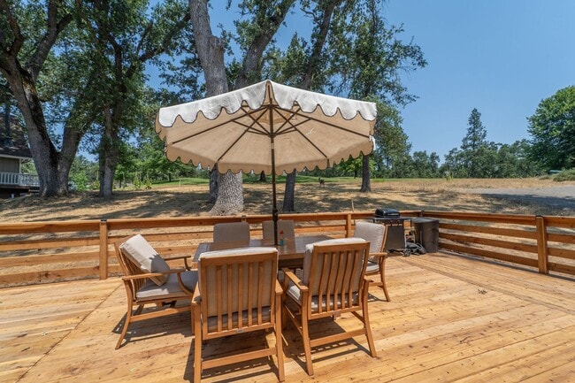 Building Photo - 2 BR w/ Loft