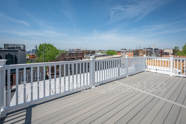 Building Photo - 903 S Decker Ave