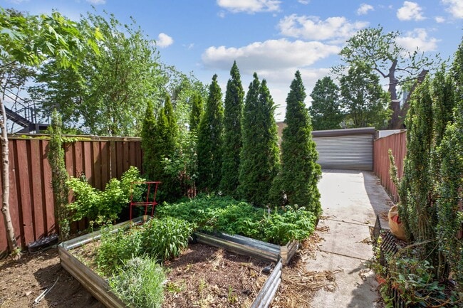 Building Photo - Modern Rowhome with Private Parking Pad! AVAILABLE NOW!