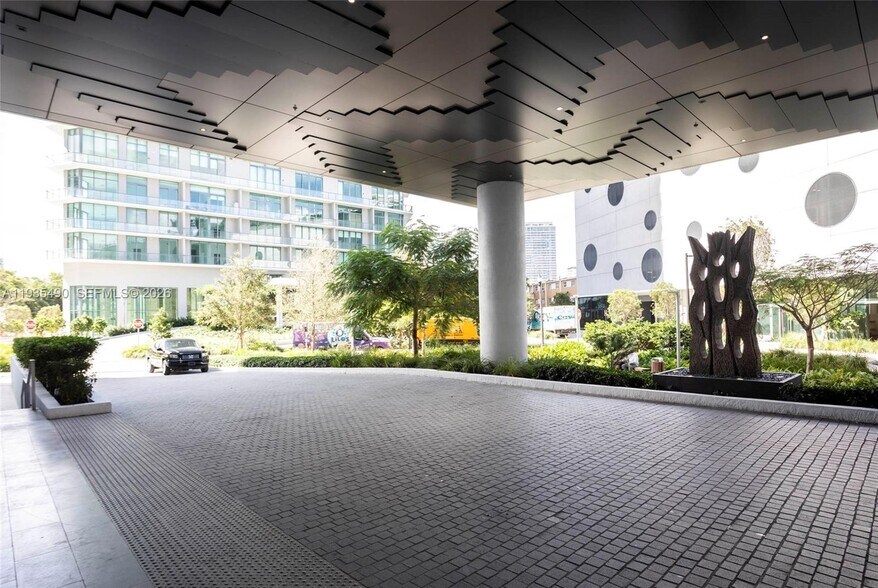 Building Photo - 650 NE 32nd St