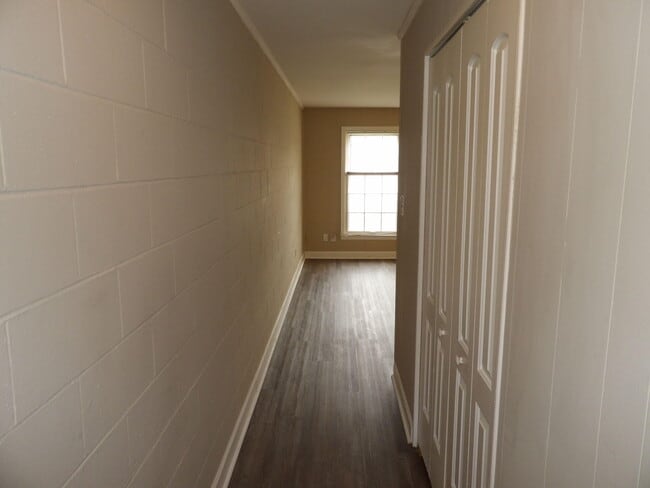 Building Photo - 903 Collins Ln