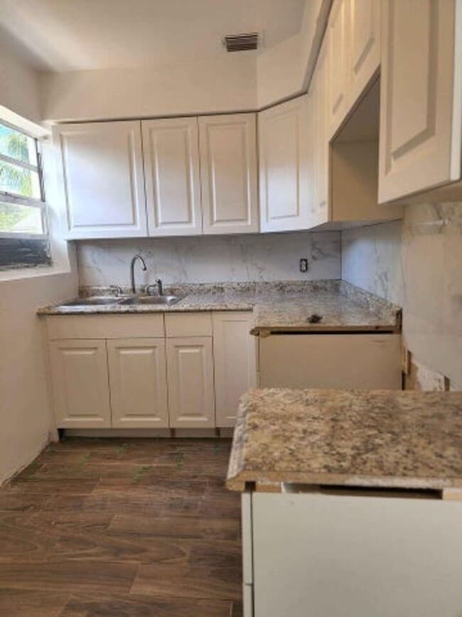 Building Photo - 117 SW 7th Ave