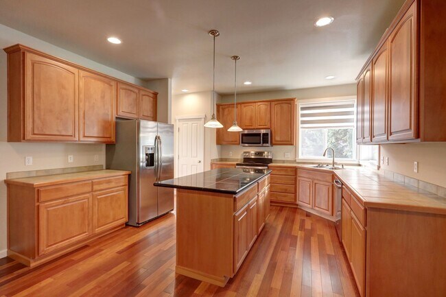 Building Photo - Well Maintained House Tucked Away on Dead-End Street Available!